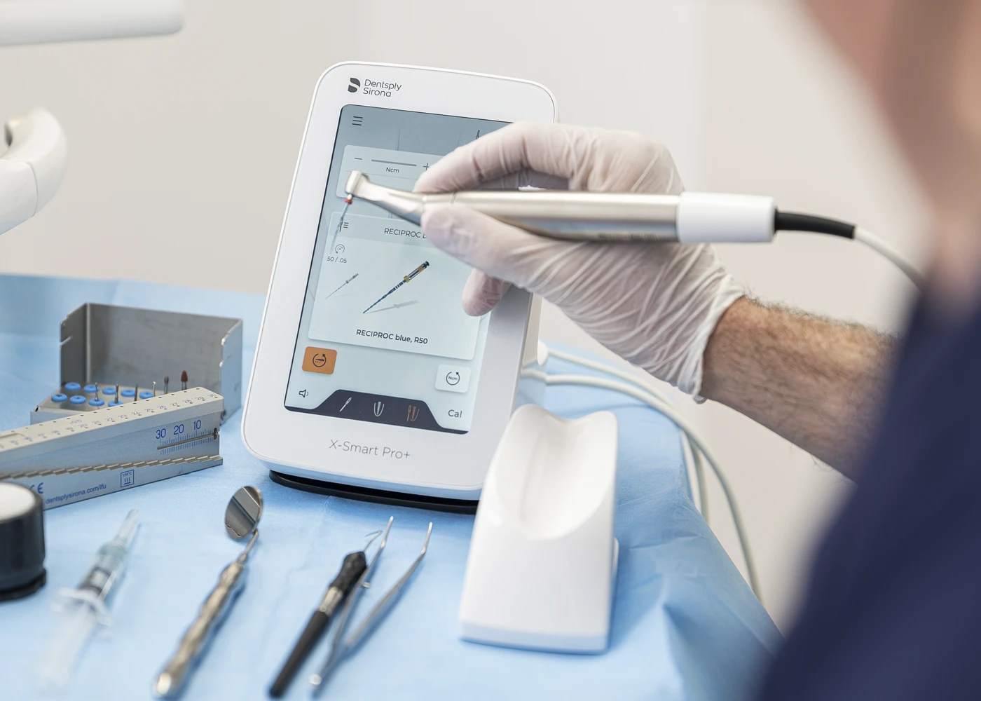 Moderne Zahnarztausrüstung in der Praxis Dr. Schmutz in Villingen-Schwenningen.