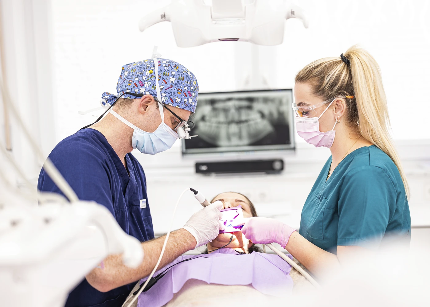 Zahnarztbehandlung in der Praxis Dr. Schmutz, Villingen-Schwenningen. Zahnarzt und Assistentin bei der Arbeit.