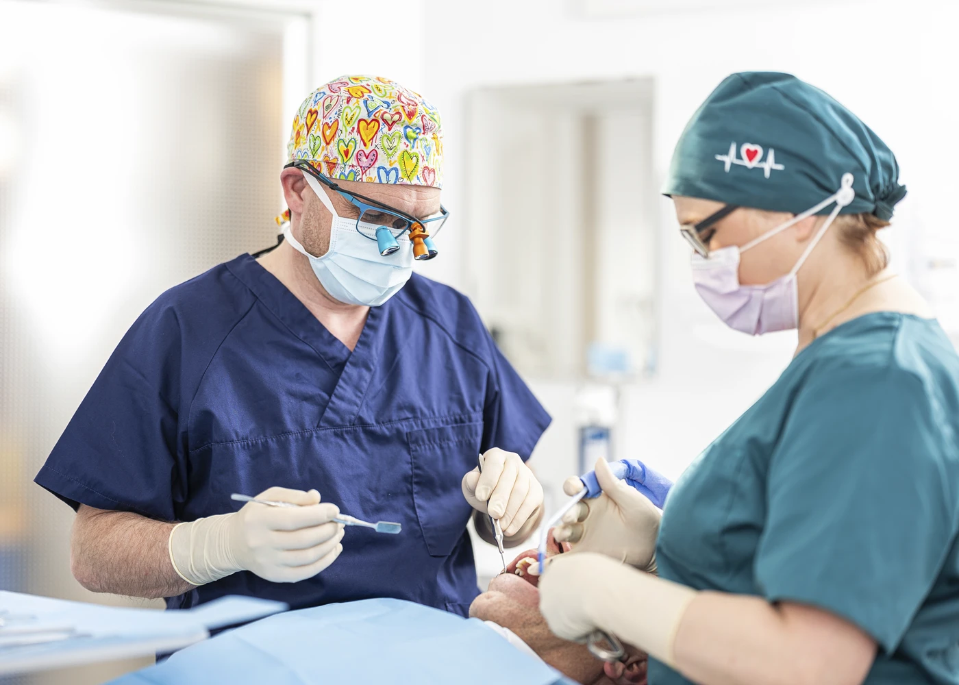 Zahnarzt Dr. med. dent. Jochen Schmutz bei einer Behandlung in Villingen-Schwenningen Praxis.