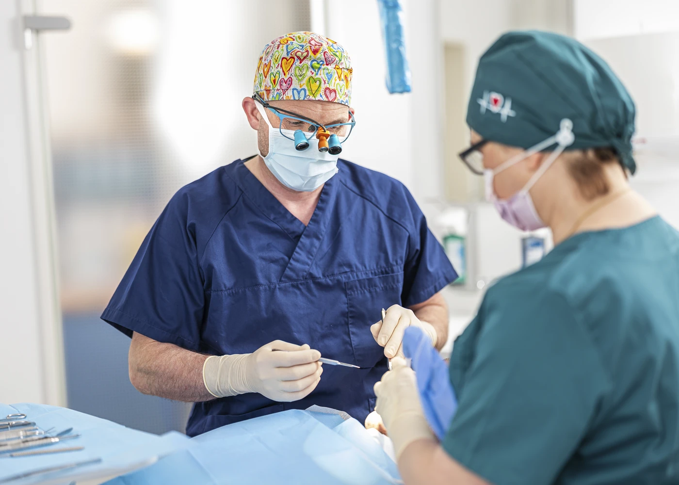 Zahnarzt in OP-Kleidung führt Zahnoperation in Praxis Dr. Schmutz, Villingen-Schwenningen, durch.