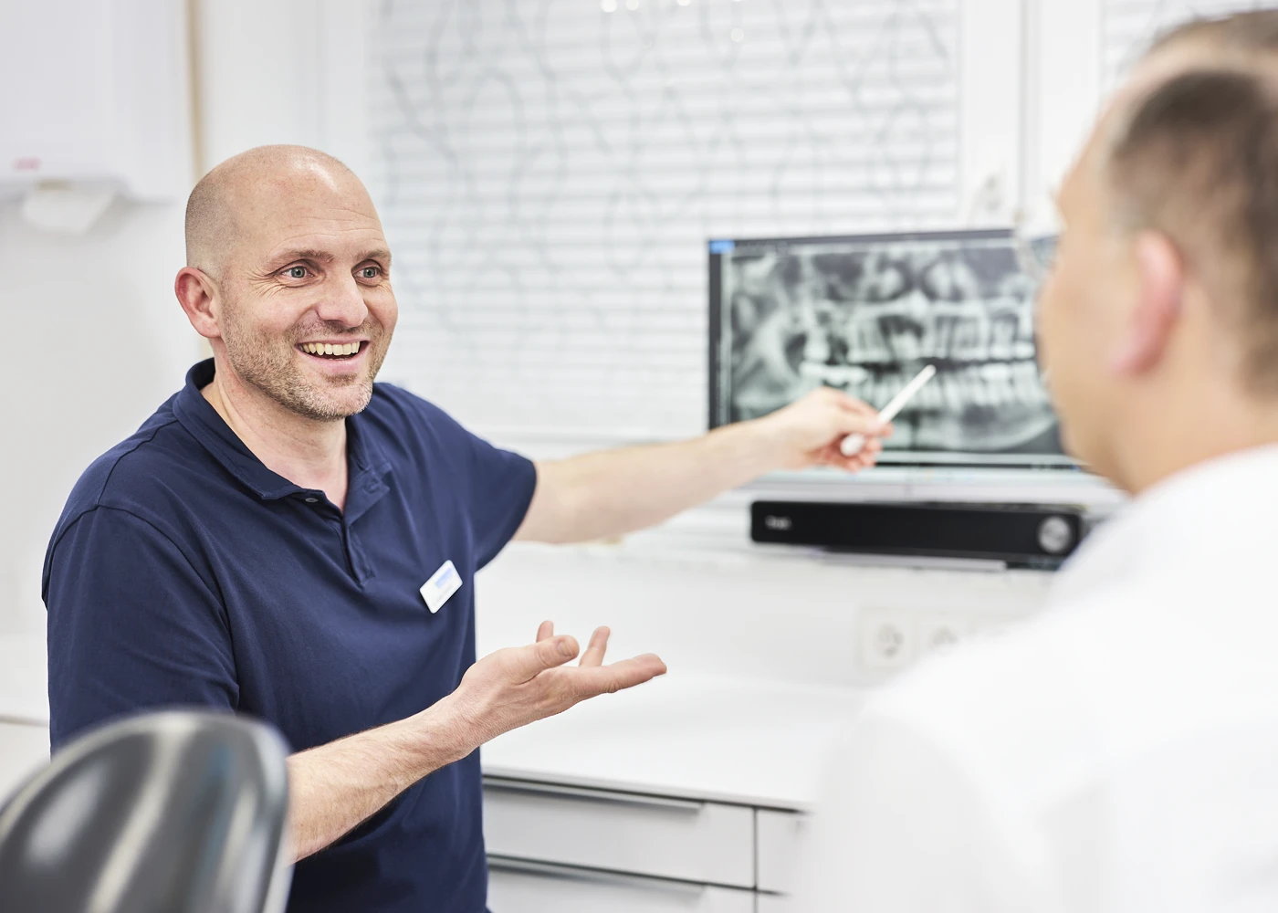 Zahnarzt erklärt Röntgenbild in der Praxis Dr. Schmutz in Villingen-Schwenningen.