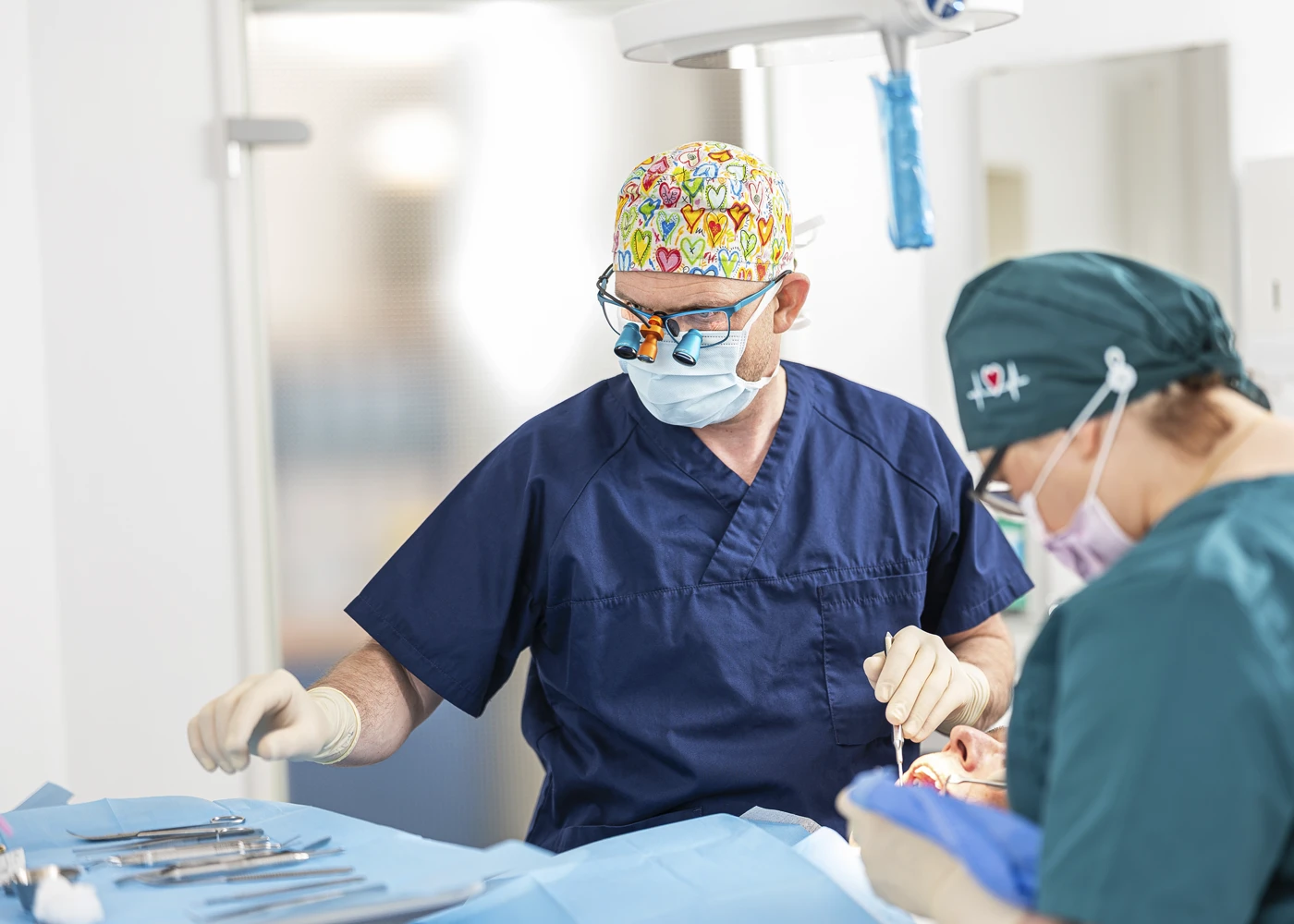 Ein Zahnarzt bei einer Behandlung in der Zahnarztpraxis Dr. Schmutz und Kollegen, Villingen-Schwenningen.