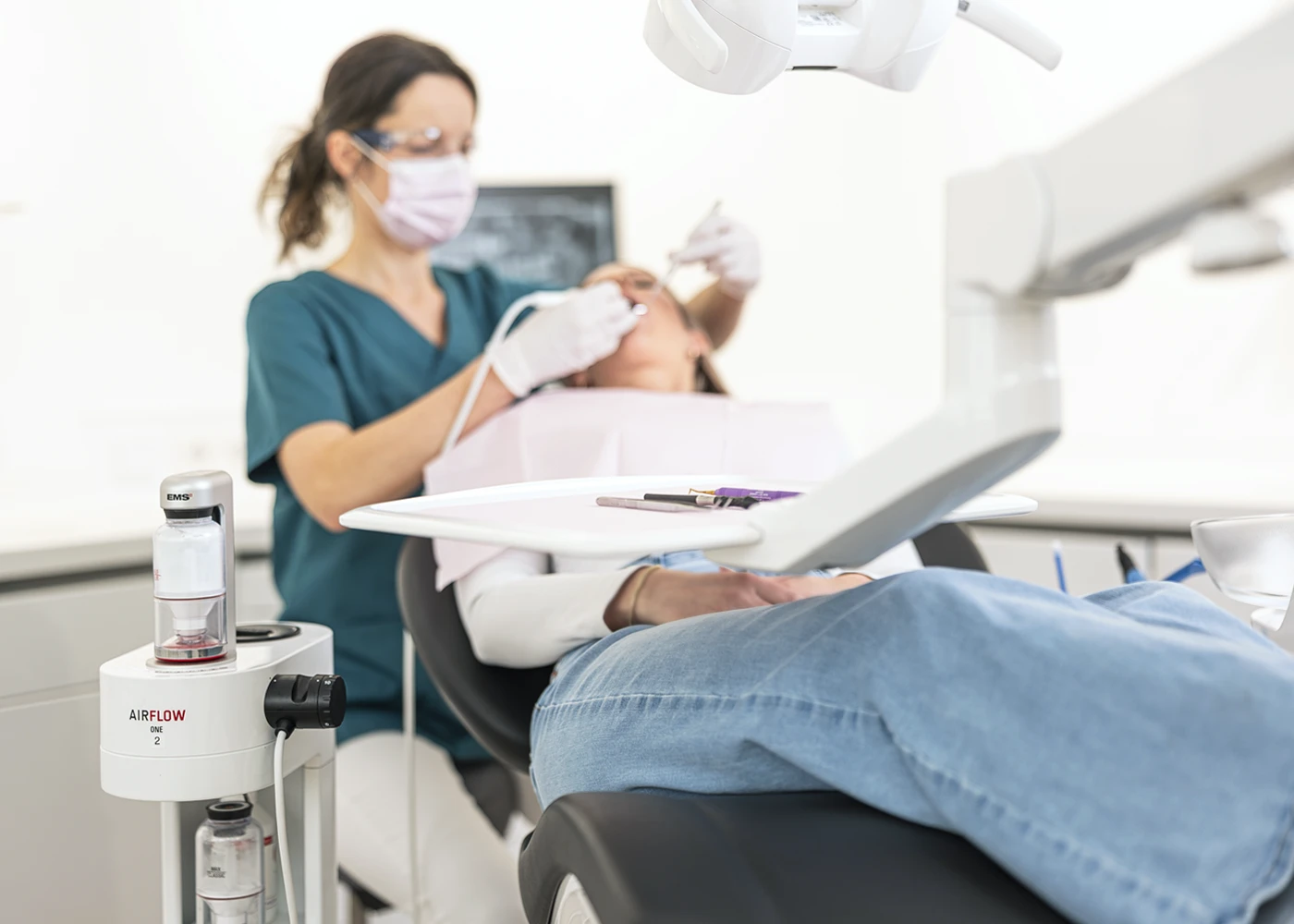 ZMP bei Zahnreinigung einer Patientin.